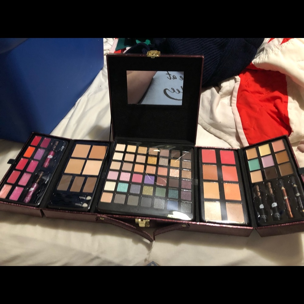 Eyeshadow/Mascara/ Eye Liner/Blush Lip kit set NWT